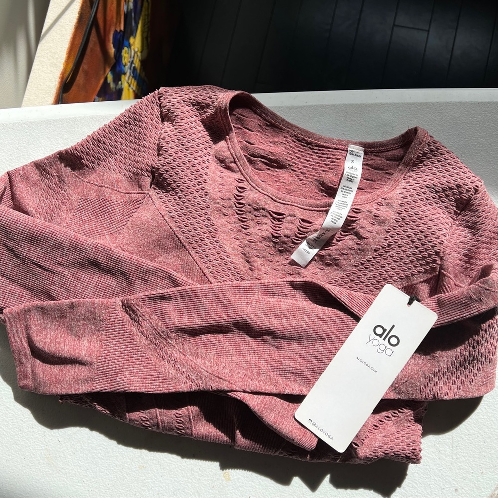 alo yoga wanderer top